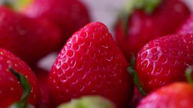 Taze çilek güneş ışığı ile döner.