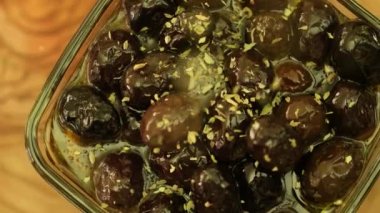 Üstünde-e doğru Siyah Zeytin düşen taze kekik yaprakları üzerinde döndürme