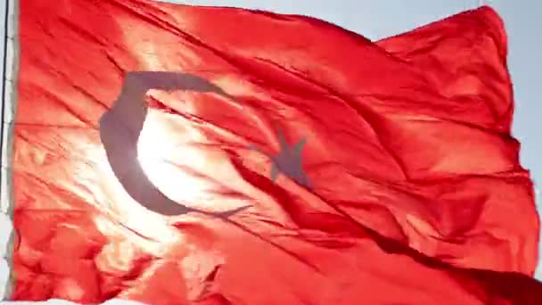 İstanbul'da türk bayrağı güneşli arka planla sallanıyor — Stok video