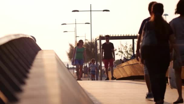 Izmir - Türkiye, Haziran 2016: Bostanlı, Karşıyaka, gün batımında güzel ahşap köprü üzerinde zevk insanlar — Stok video