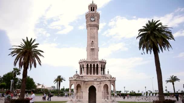 IZMIR, TURQUÍA - JUNIO 2016: Escena cotidiana en la torre del reloj del centro de Izmir . — Vídeos de Stock