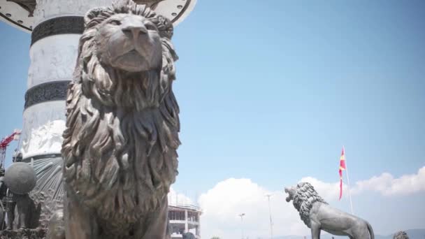 SKOPJE MACEDONIA - JULIO 2015: Estatuas de León bajo Alejandro Magno Monumento en Skopje - Macedonia — Vídeos de Stock