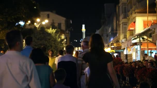 Bitola, Makedonie - červenec, 2015: Lidí, kteří jdou na hlavní ulici města Bitola v noci. Bitola je druhé největší město republiky Makedonie. — Stock video