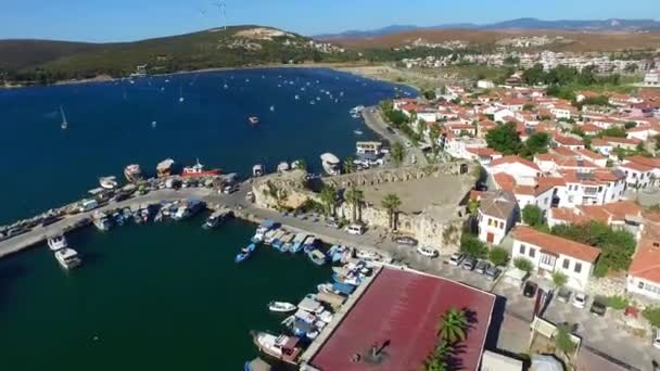 IZMIR / TURQUIE - JUILLET 2016 : Seferihisar Sack Marina aperçu et château — Video