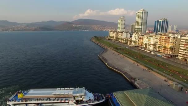 Izmir / Turkije-juli, 2016: centrum van Izmir met kustlijn, veerboten en beurs. Drone schot — Stockvideo