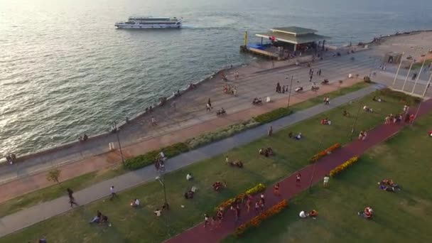 IZMIR / TURKEY- JULIO, 2016: Izmir centro de la ciudad con costa, ferries y feria. Disparo de dron — Vídeo de stock