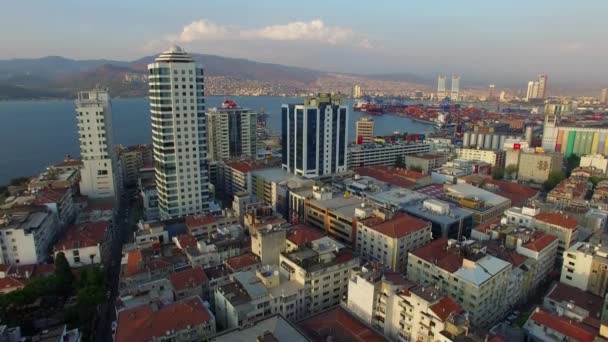 IZMIR / TURQUIA-JULHO, 2016: Centro da cidade de Izmir com litoral, balsas e feira. Drone disparado — Vídeo de Stock