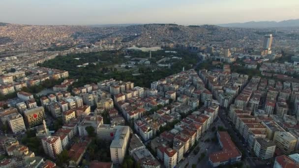 Izmir / Turkije-juli, 2016: centrum van Izmir met kustlijn, veerboten en beurs. Drone schot — Stockvideo