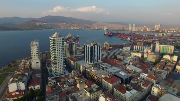 IZMIR / TURQUIE - JUILLET 2016 : Centre-ville d'Izmir avec littoral, ferries et foire. Drone shot — Video