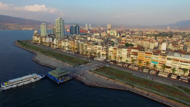 IZMIR / TURQUIE - JUILLET 2016 : Centre-ville d'Izmir avec littoral, ferries et foire. Drone shot — Video