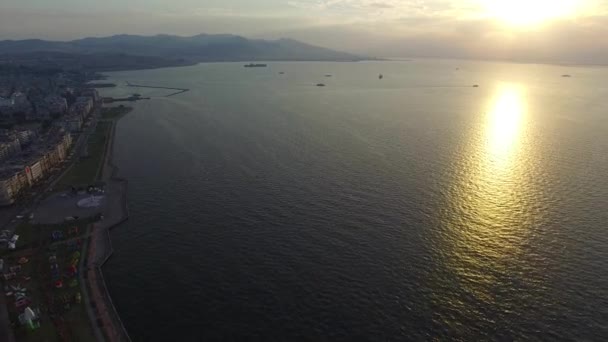 IZMIR / TURQUIE - JUILLET 2016 : Centre-ville d'Izmir avec littoral, ferries et foire. Drone shot — Video