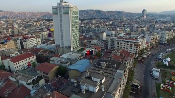 Izmir / Turkije-juli, 2016: centrum van Izmir met kustlijn, veerboten en beurs. Drone schot — Stockvideo