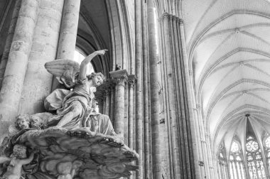 Katedral melek heykeli