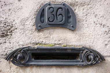 Eski Art nouveau tarzı posta kutusu