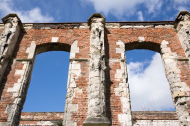 Windows kırmızı tuğla kilise berbat