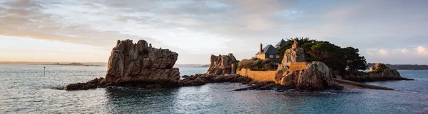 Une maison individuelle dans une île — Photo