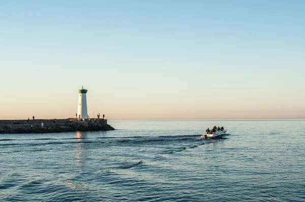 Pêcheurs à l'aube avec le phare — Photo