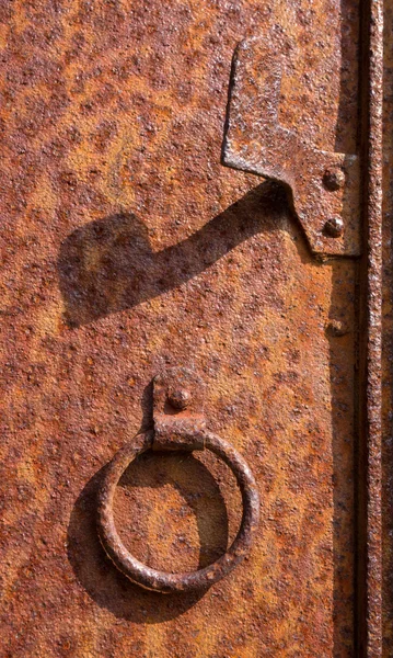 Frappe sur une porte en métal rouillé — Photo