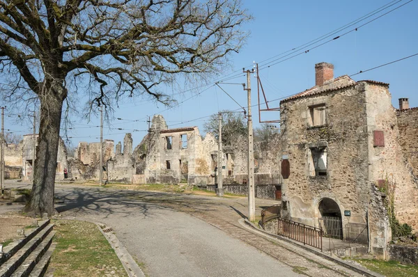 De verwoeste straat van Oradour sur Glane. In dit dorp, werden 642 van de bewoners afgeslacht door een Duitse-Waffen - Ss bedrijf in de Tweede Wereldoorlog — Stockfoto