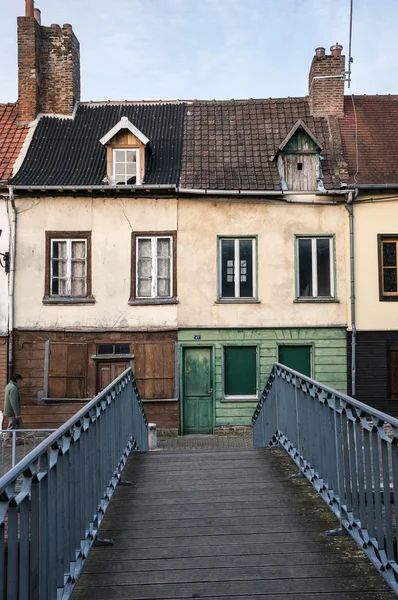 Улица со старыми домами — стоковое фото