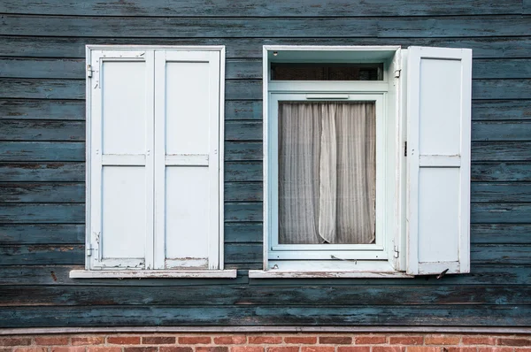 Windows na niebieskie ściany drewniane — Zdjęcie stockowe