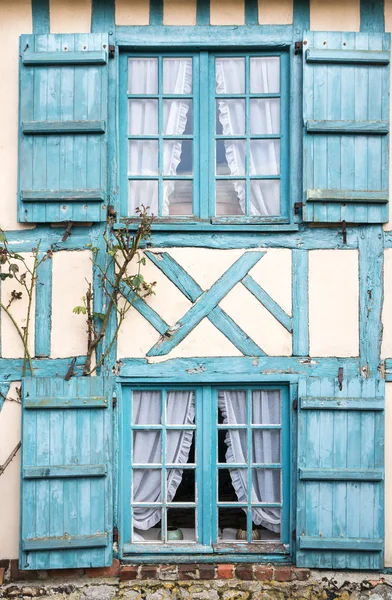 Finestre di un edificio di struttura di legno — Foto Stock