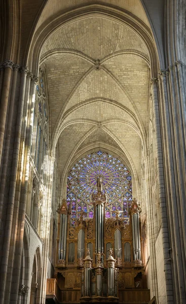 L'interno della cattedrale gotica — Foto Stock