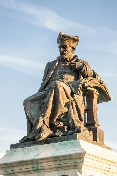 Staty av Rabelais i hans född stad — Stockfoto