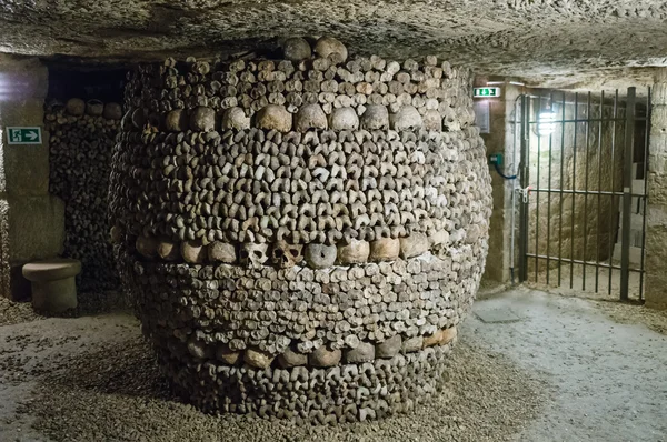 A pillar decorated by skulls and bones — Stock Photo, Image