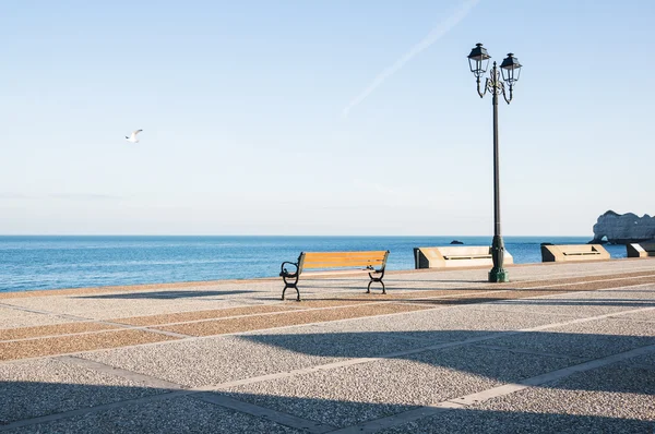 Lantern and benches on quay — Stock Photo, Image