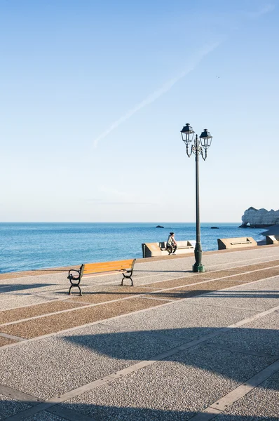 Lanterne et bancs sur quai — Photo