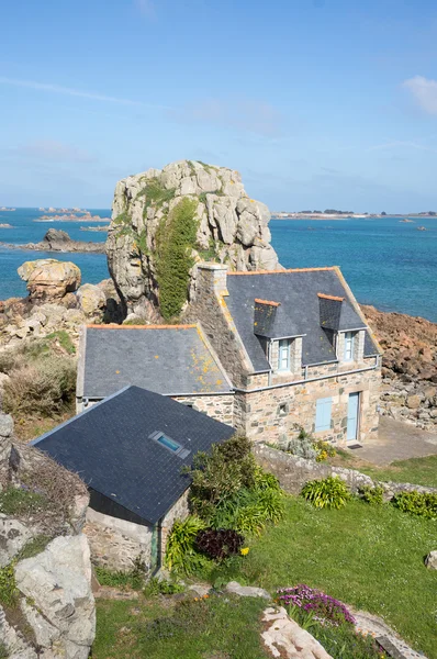 Vieilles maisons en pierre près du rocher — Photo