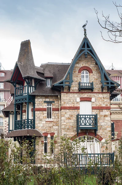 Schönes altes Steinhaus — Stockfoto