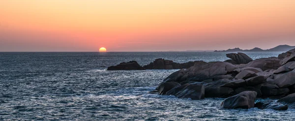 ピンクの花崗岩の海岸の夕暮れ — ストック写真