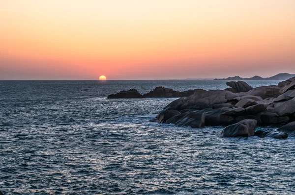 ピンクの花崗岩の海岸の夕暮れ — ストック写真