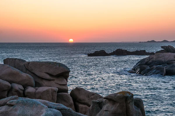 ピンクの花崗岩の海岸の夕暮れ — ストック写真