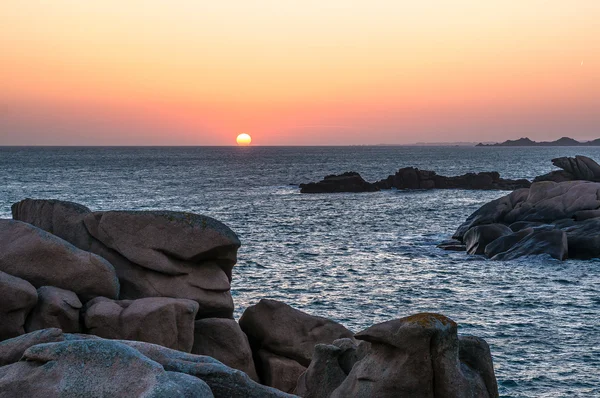 Costa de granito rosa al atardecer —  Fotos de Stock