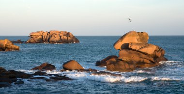 Pembe granit sahil alacakaranlıkta