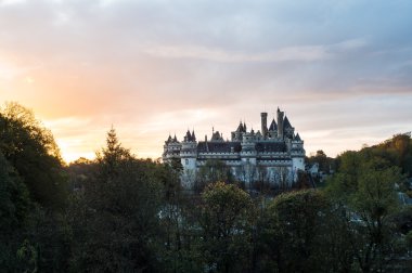 Pierrefonds Castle adlı gündoğumu