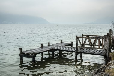 Göl kenarındaki ahşap dock