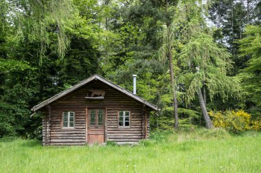 küçük bir ahşap ev