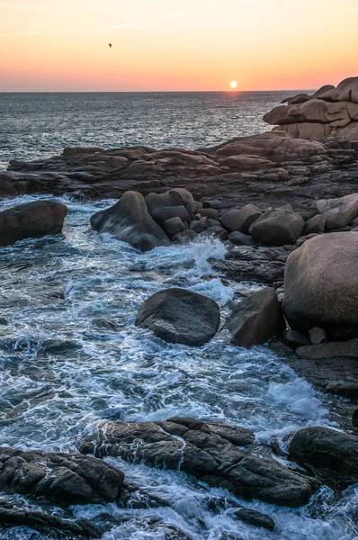Pembe granit sahil alacakaranlıkta — Stok fotoğraf