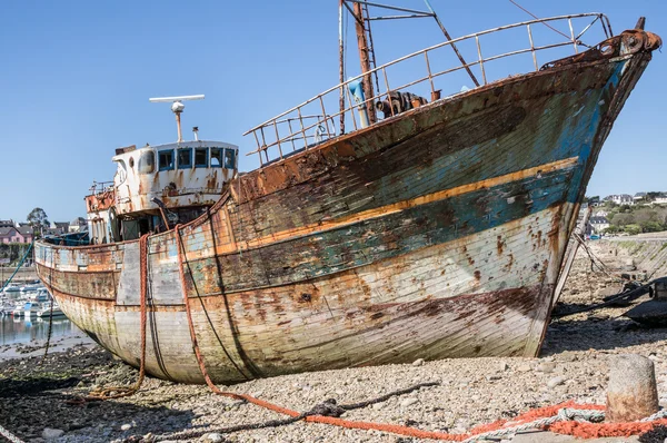 Εγκαταλελειμμένο ναυάγια στην παραλία — Φωτογραφία Αρχείου