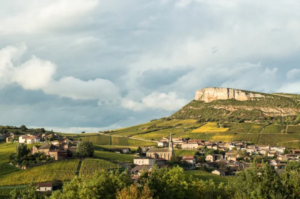 Vergisson mit Weinbergen — Stockfoto