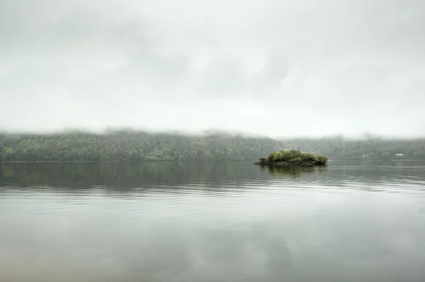 Mała wyspa na jeziorze — Zdjęcie stockowe