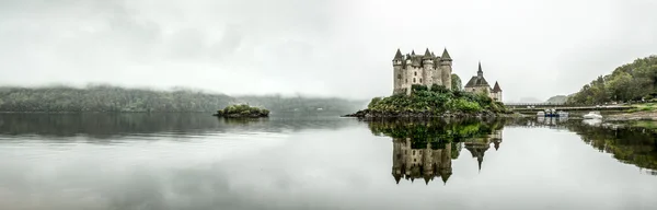 Chateau de Валь туманне ранок — стокове фото