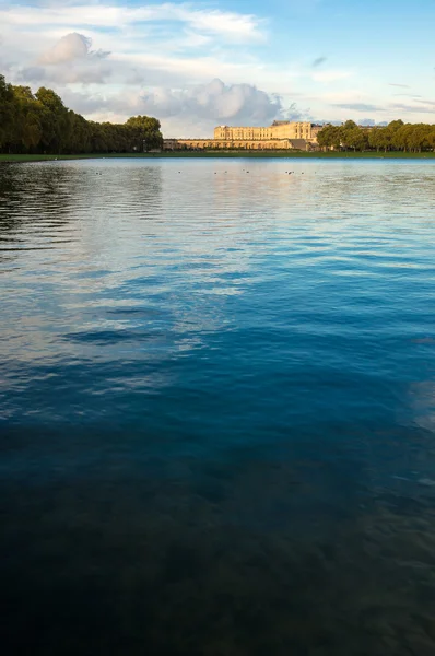Kasteel van Versailles boven lake — Stockfoto