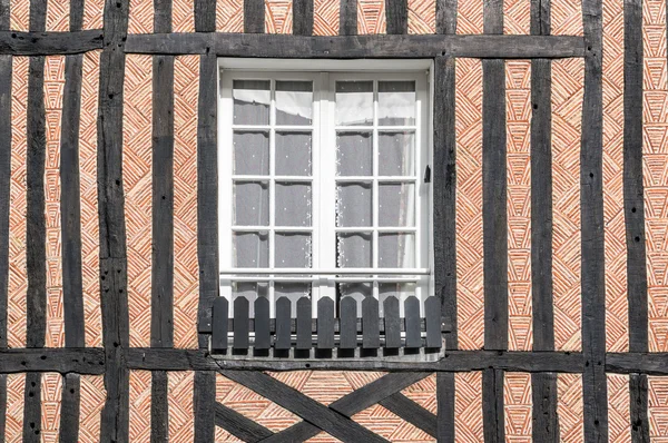 Fenêtre fermée du bâtiment à ossature de bois — Photo