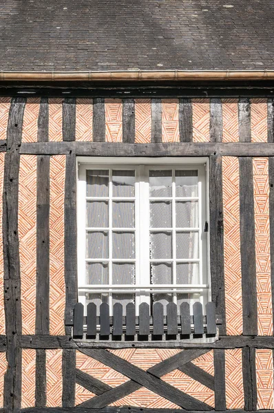 Κλειστό παράθυρο της ξυλείας κτίριο κορνίζα — Φωτογραφία Αρχείου