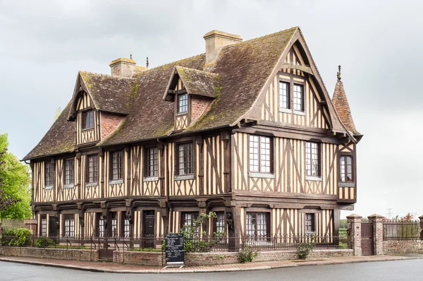 Beau bâtiment à ossature bois — Photo